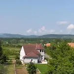 Balatuniversum Apartmanhouse شقة